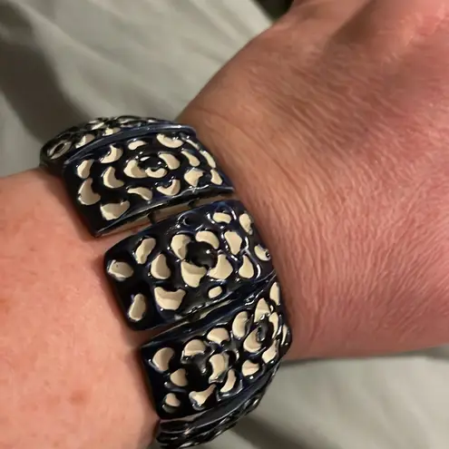 Handmade ceramic beaded stretch bracelet navy blue and white floral EUC