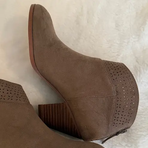 Violet & Red Jackson Lazer Cut Topline Booties In Taupe Faux Suede Tan Size 7.5