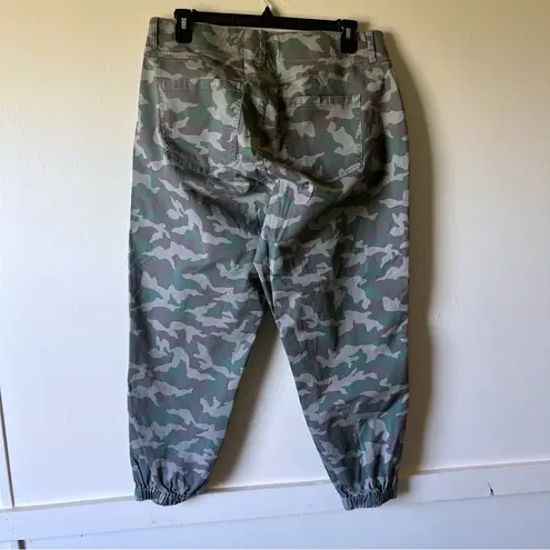 Lane Bryant  Cargo Jogger Pants Women Green Camo Pockets  Size 18