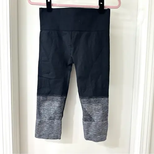 Lululemon  Seemlessly Street Crop Leggings Black and Gray Ombré, Size 6