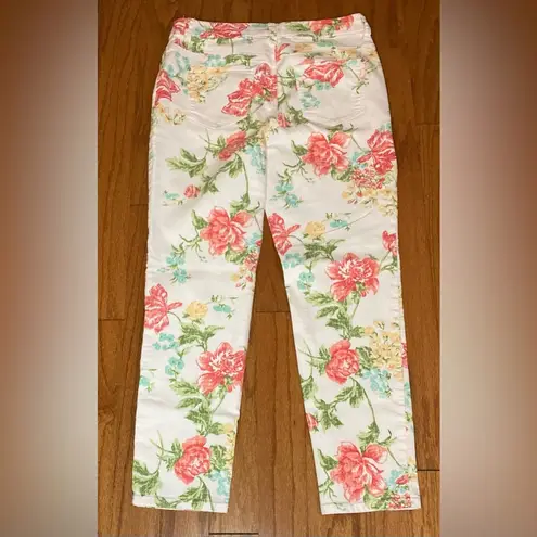 Chico's -‎ White pants with flower detailing Size 0