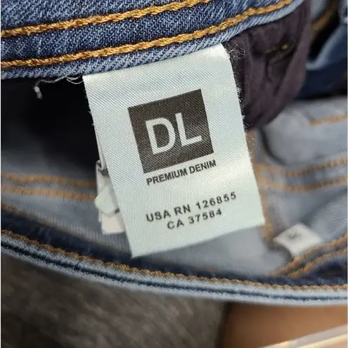 DL1961  Premium Denim Blue Jeans Straight Leg 28