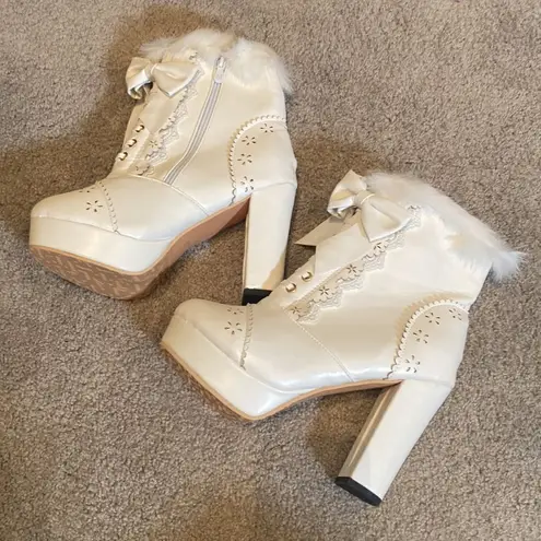 Women’s White Chunky High Heeled Boots Faux Fur Trim Size 39EU (8.5 US) NEW