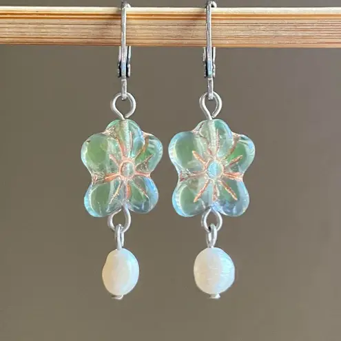 Handmade quality Czech glass flower beads & natural shell pearls dangle earrings🩵💚