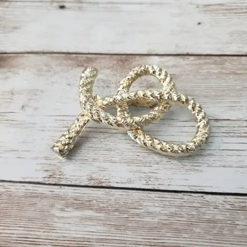 Vintage Brooch / Pin Light Gold Tone Looped Woven Rope Design