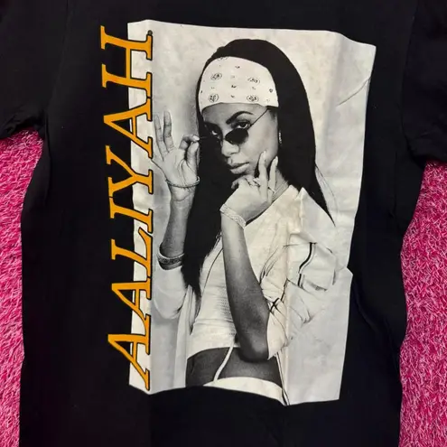 Aaliyah portrait T-shirt size small