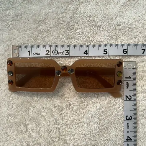 NWOT tan squarish sunnies with embellishments