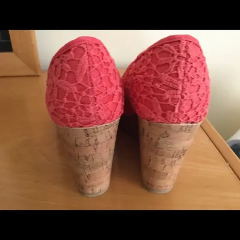 Covington wedge heel shoes size 7.5 pink embroidered embossed textile peep toe