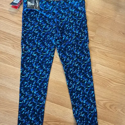 Nike NWT  Essential Tight Fit Dri-Fit Cropped Workout Leggings. Size L