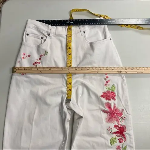 The Quacker Factory Women’s Capri White Floral Jeans Size 8 Inseam 21”
