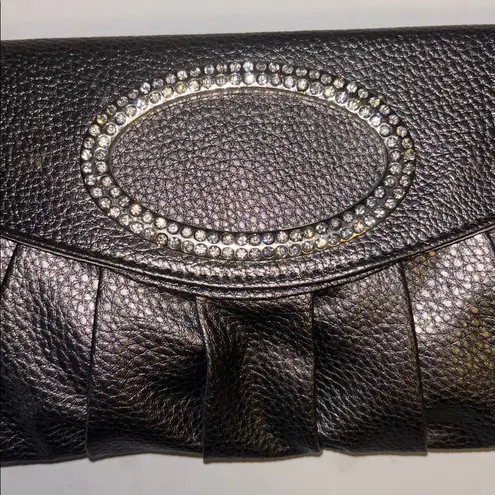 SILVER CLUTCH FAUX LEATHER RHINESTONE DESIGN 2 SNAP CLOSURE
ZIP POCKET OUTSIDE