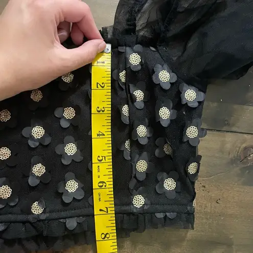 Storia Black  3d floral crop top