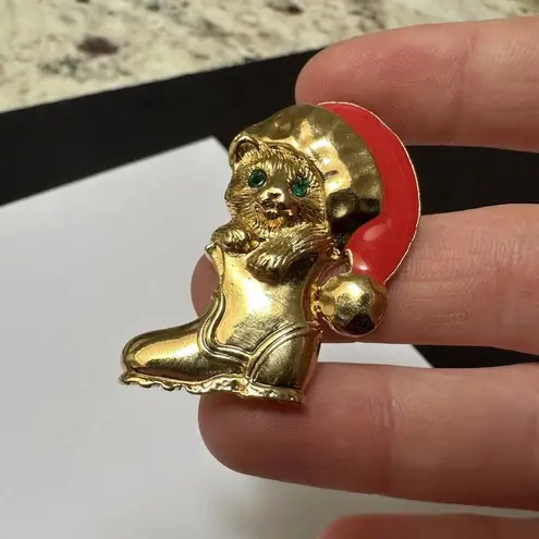 Avon Signed Cat In Boot With Red Santa Hat Holiday Brooch Pin Gold Tone