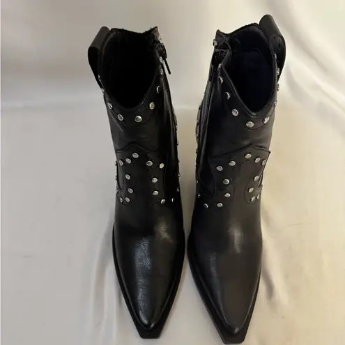 Sleek Black Heeled Boots with Elegant Design Black Size 5.5