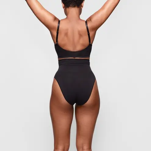 SKIMS SEAMLESS SCULPT
BRALETTE L/XL NWOT