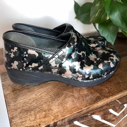 Dansko  XP 2.0 Camo Patent Leather Clogs Womens‎ Size 38/7.5 Waterproof Leather