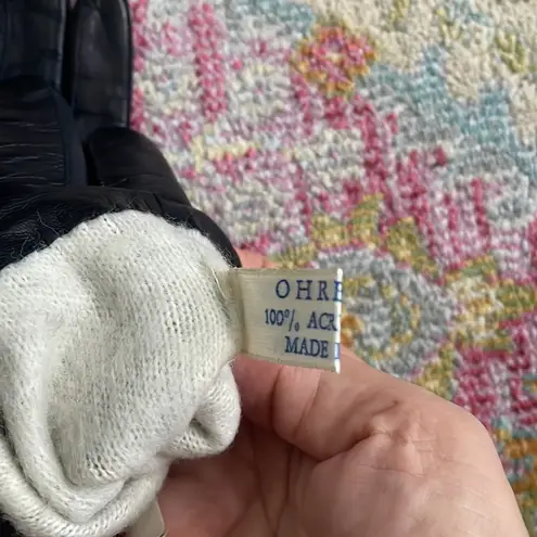 Beautiful black leather gloves in excellent cond