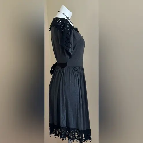 Kimi & Kai Gray Soft Stretch Fabric W Lace Neckline Bottom Maternity SZ S No Tag