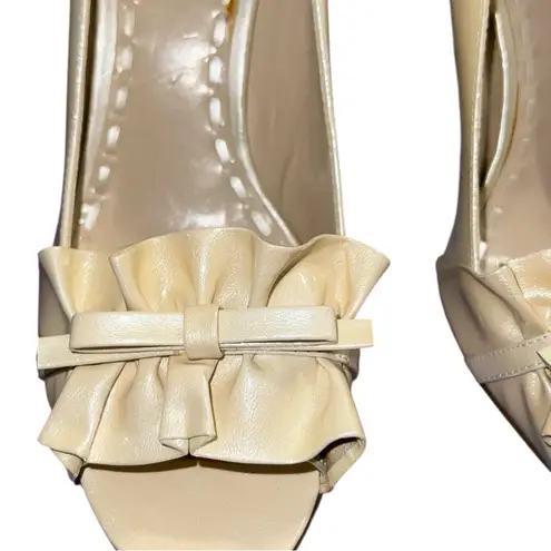 Enzo Angiolini Cream High Heels with Ruffle Detail. Ntn