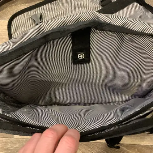 Swiss Gear Messenger / Laptop Bag. Adjustable strap Shoulder Pad Gray
