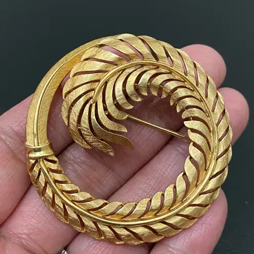 Trifari Vintage 50’s Signed Crown  Gold Tone Wheat Leaf Round Wreath Brooch Pin