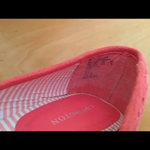 Covington wedge heel shoes size 7.5 pink embroidered embossed textile peep toe