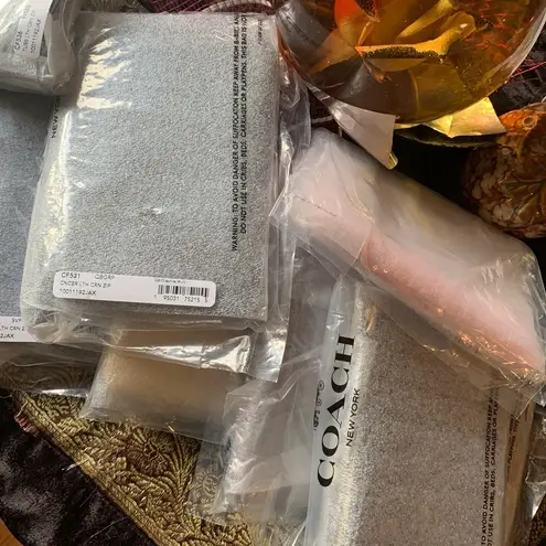 Coach LIMITED ED❤️Authentic  Pebbled leather zip wristlet with Aries print