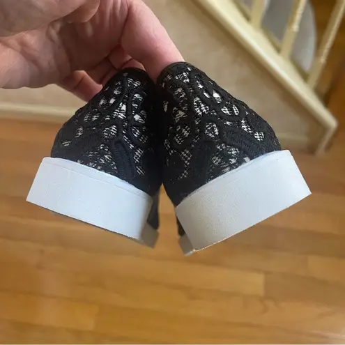 Karl Lagerfeld Paris CARLYN Plaid Slip On Sneaker Lace embroidered casual Sz 8