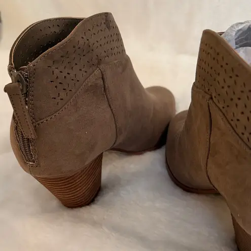Violet & Red Jackson Lazer Cut Topline Booties In Taupe Faux Suede Tan Size 7.5