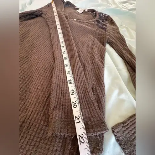 American Rag  Grey Waffle Long Sleeve Top W/ Purple Lace Shoulder Accent. Sz: M