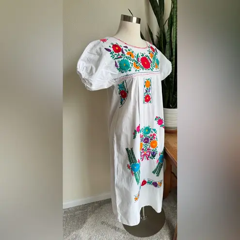 Vintage Mexican Embroidered Floral Dress – White Boho Peasant Midi Festival Size M