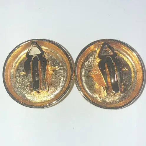 Liz Claiborne  Vintage Gold Tone Round Off White Classic Retro Clip On Earrings
