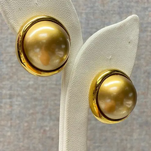 Vintage Classic Gold Tone Faux Pearl Button Clip On Earrings Style