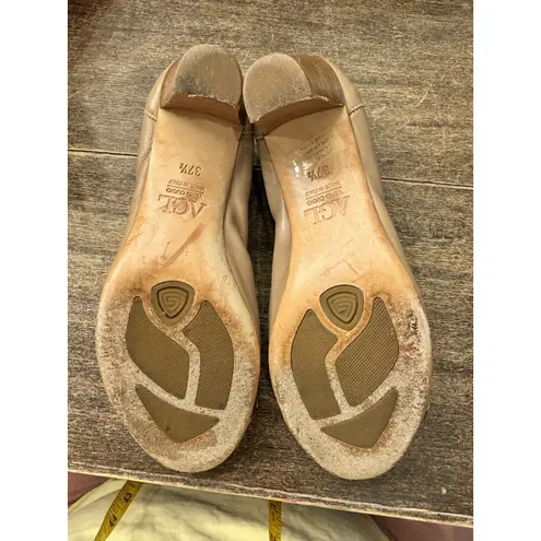 AGL Attilio Giusti Leombruni Leather Embossed Cap Toe Pump Heels 37.5 Tan Italy Size 7