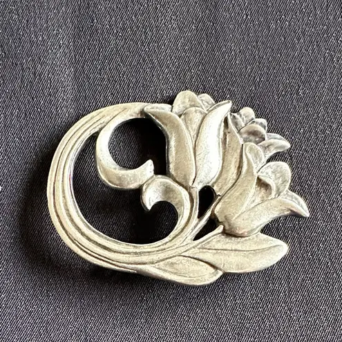 Vintage Seagull Pewter EUC brooch. Three tulips & leaves form this beauty Gray