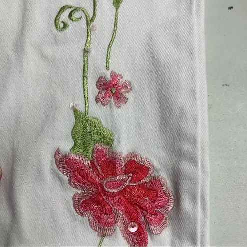 The Quacker Factory Women’s Capri White Floral Jeans Size 8 Inseam 21”