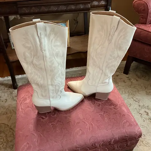 Crown Vintage Sila Embroidered Western Boots in White Sz 7 EUC