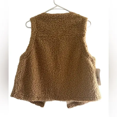 NWT taupe vest with side pockets and front full closures, Size Medium Tan
