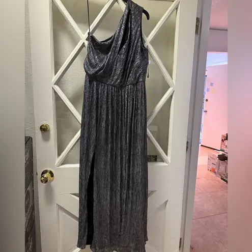 Dress the Population
Kienna Gown