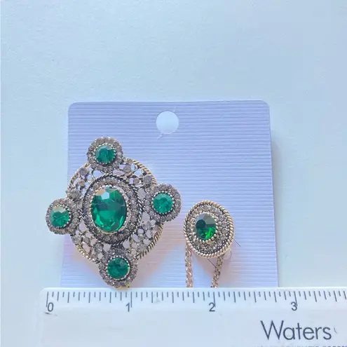Vintage Baroque Green Crystal Brooch with Chain – Elegant Imitation Gem Pin