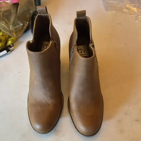 NWOT DV Dolce Vita Gladice Wedge Bootie Tan Size 9