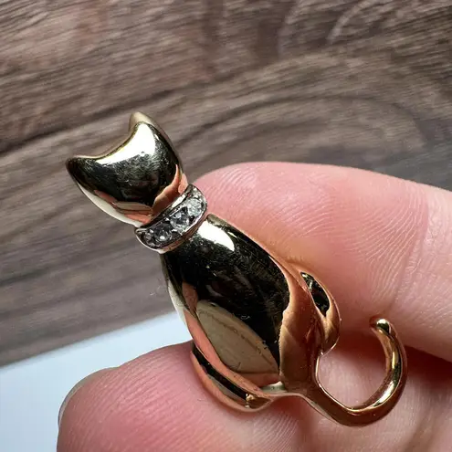 Small Kitty Cat Brooch Pin Rhinestone Collar Gold Tone Signed Carolee