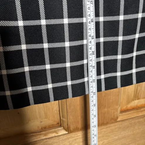 Tahari women’s Black and White Plaid Skirt size 6