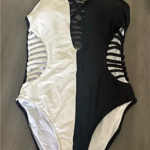NWT Stylish Black and White women One Piece sexy Swimsuit Size M
