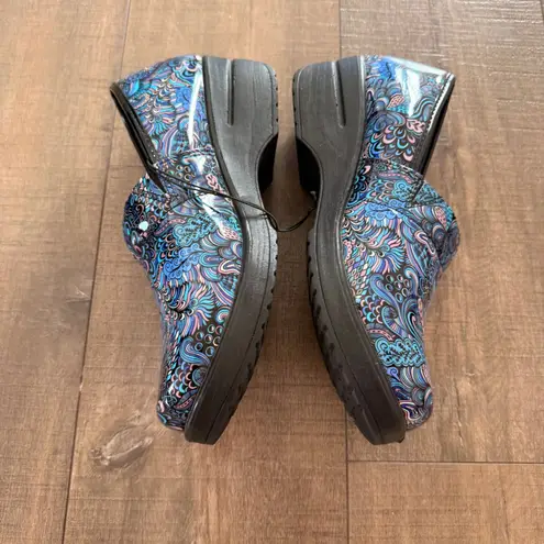 Easy Street Women's Clogs Size 11W Blue Pink Paisley Slip Resistant Shoes Comfy