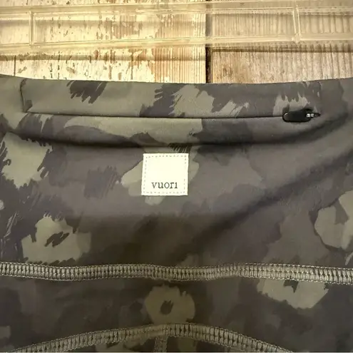 Vuori Green Camouflage Leggings With Pockets and Zipper Pouch in Back