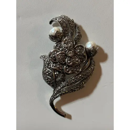 KJL by Avon signed Vintage Silver Tone Floral Brooch With Rhinestones & Faux Pea White