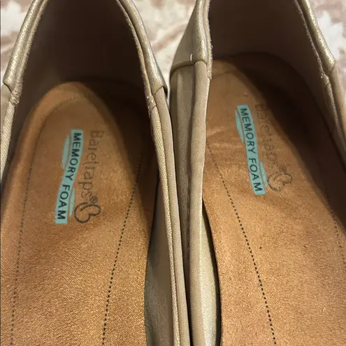Baretraps  Women’s Gold Flats, Size 8.5