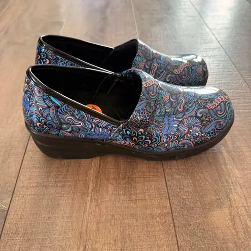 Easy Street Women's Clogs Size 11W Blue Pink Paisley Slip Resistant Shoes Comfy
