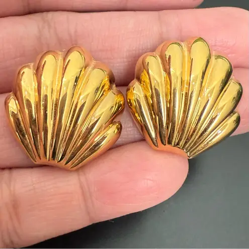 Monet Vintage Gold-tone Shell Seashell Pierced Earrings 9.9g.